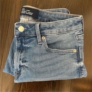 ⭐️NWOT GAP Crop Jeggings. Size 8/29⭐️